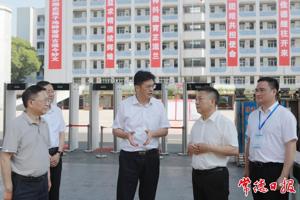 罗毅君带队督导检查高考备考工作