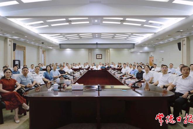 常德市委机关党员干部集中收看纪念中国人民抗日战争暨世界反法西斯战争胜利80周年大会直播 周振宇参加收看