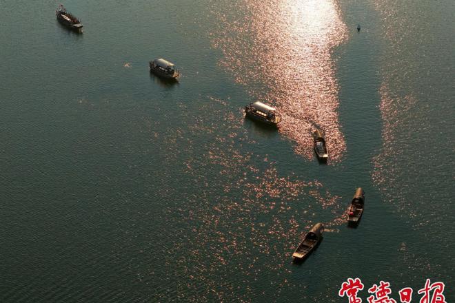 【组图】晚霞如梦穿紫河 且看轻舟入画来