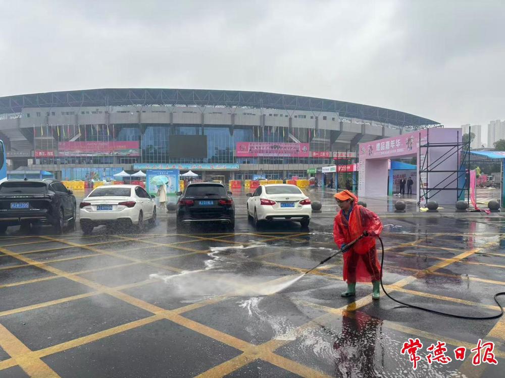 环卫工人对路面进行冲水保洁