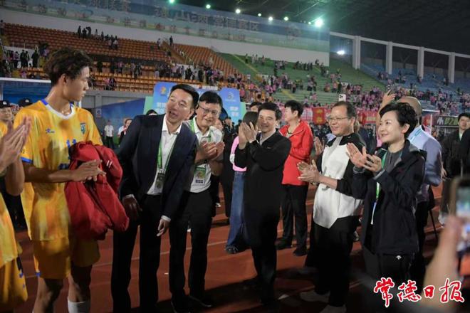 “湘超”常德队首个主场赛后 熊倪周振宇慰问双方球员