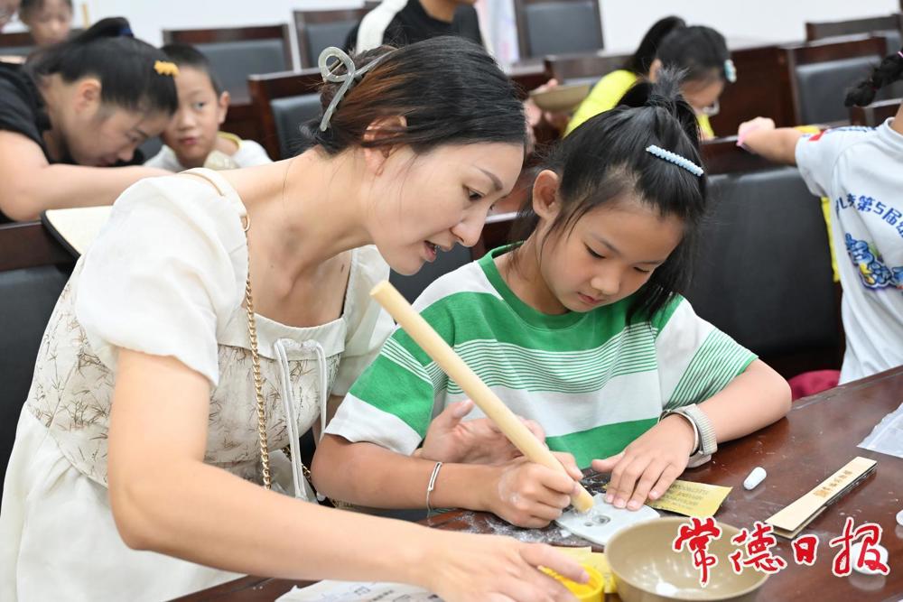 市民参与“史前探源·琢石为器”往期活动画面