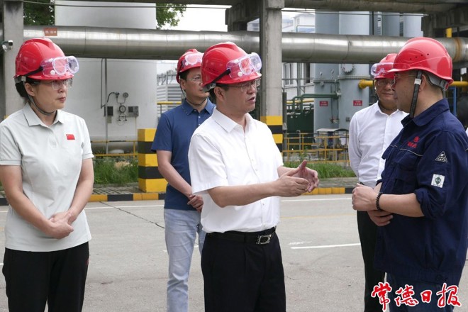 周振宇督导国庆中秋期间安全防范与市场保供工作