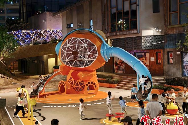 【组图】中秋夜，老西门护城河畔河灯摇曳，共绘月下诗意画卷