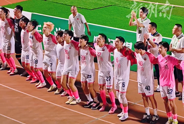 粉红“德哥”帅不帅 蹦蹦跳跳超可爱