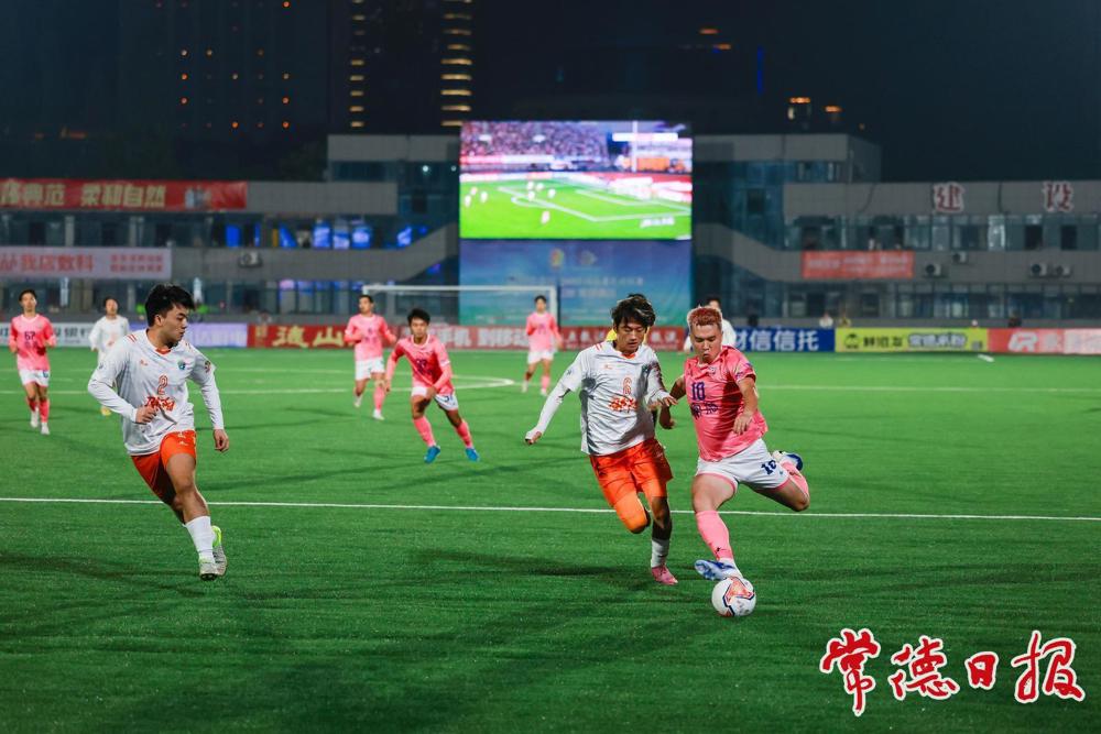 常德10号队员赵文荻在绿茵场上激烈拼抢 常德10号队员赵文荻在绿茵场上激烈拼抢