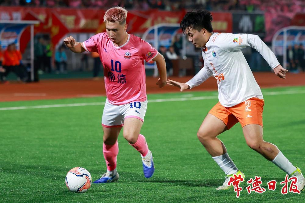 常德10号队员赵文荻正带球，试图突破对方球员的防守