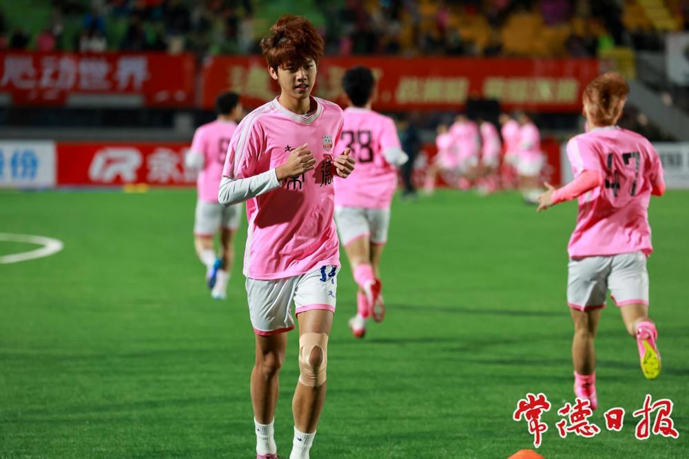常德14号球员陈金剑和队友们在赛前热身 常德14号球员陈金剑和队友们在赛前热身