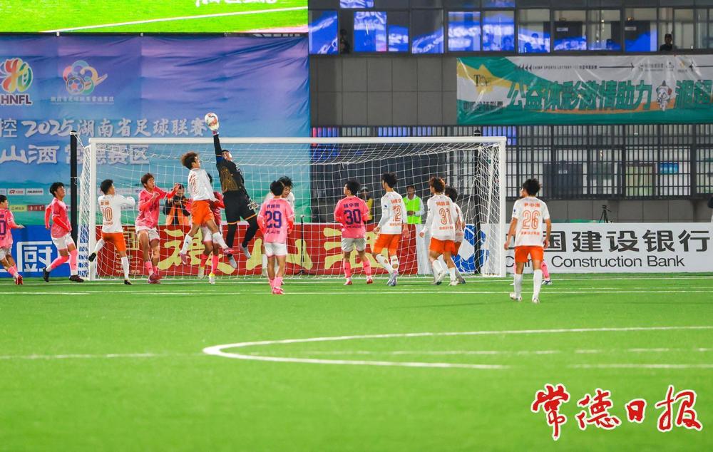 常德“门将”王峰琦飞身而起，奋力拦球