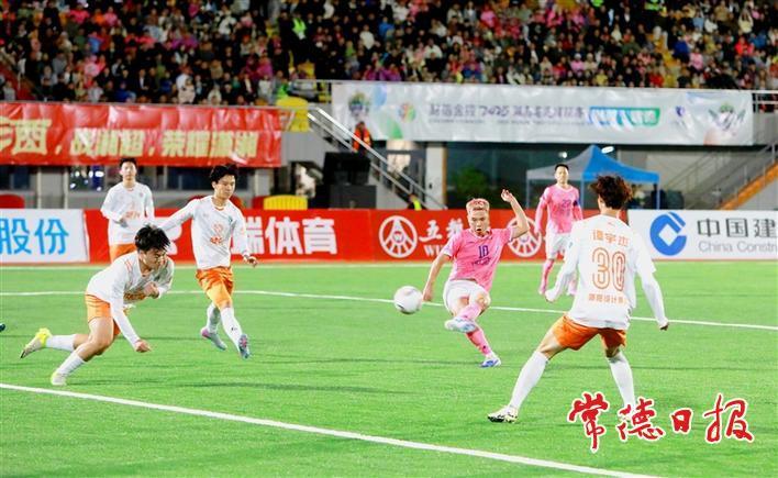 常德队10号赵文荻突破射门，邵阳球员飞身挡球
