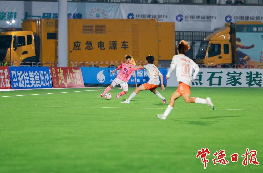 常德队55号队员皮东盛在场上激烈拼抢 常德队55号队员皮东盛在场上激烈拼抢