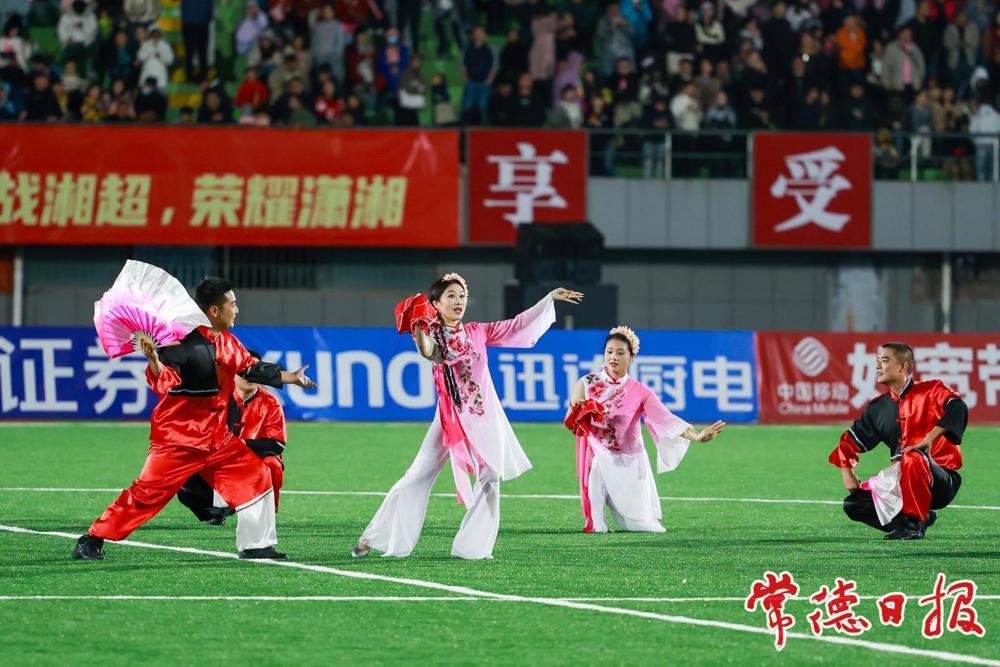 澧县荆河剧院的演员表演节目《六口茶》 澧县荆河剧院的演员表演节目《六口茶》