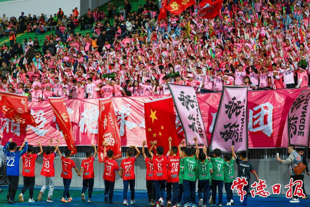 石门县第五完全小学的足球小将们向“湘超”常德球迷助威团致敬 石门县第五完全小学的足球小将们向“湘超”常德球迷助威团致敬