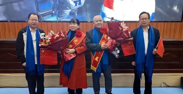 谢春与张陆父母共同见证神舟二十一号载人飞船荣耀出征