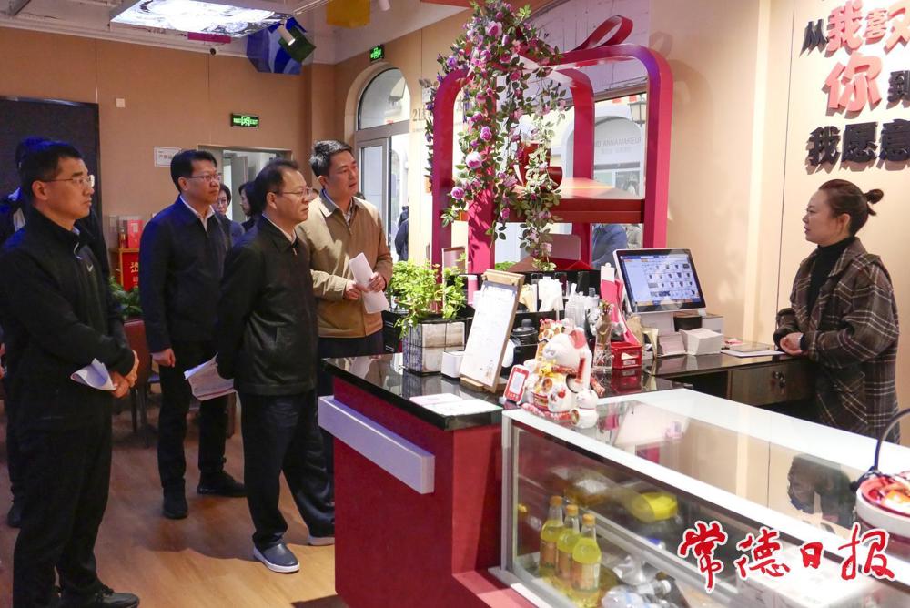 在婚庆产业园调研