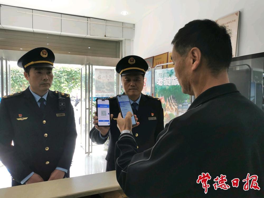 “亮码入企”现场