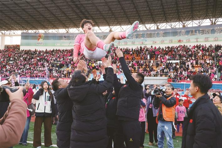 常德队球员将袁晖凯高高抛起庆祝胜利