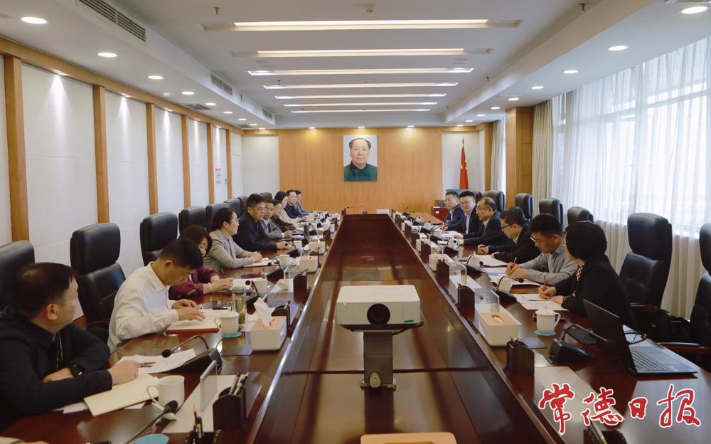 罗毅君与潘卫东举行工作座谈