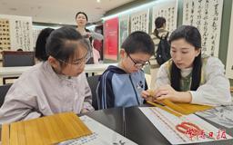 【组图】竹片穿绳，墨落千年——常德博物馆组织亲子五一“复刻”战国楚简活动