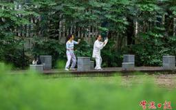 【组图】常德放晴迎仲夏 市民公园里乐享绿美生活