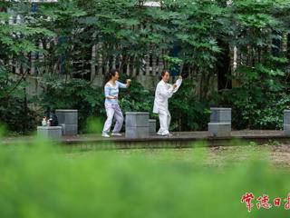 【组图】常德放晴迎仲夏 市民公园里乐享绿美生活