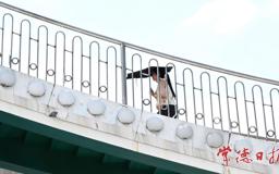 【组图】常德迎高温“烤验” 市民“全副武装”防晒出行