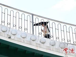 【组图】常德迎高温“烤验” 市民“全副武装”防晒出行