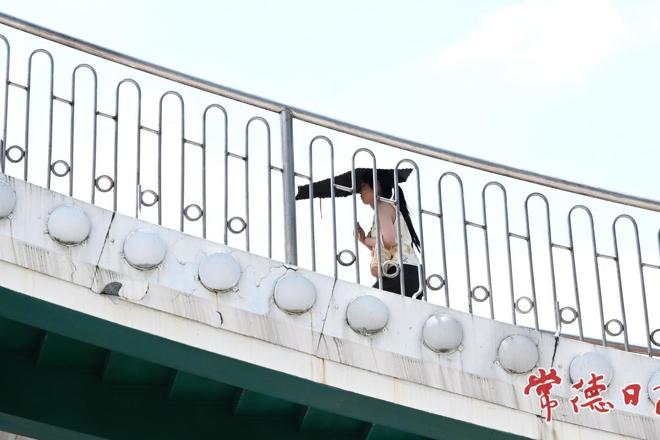 【组图】常德迎高温“烤验” 市民“全副武装”防晒出行