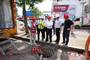 周振宇察看“湘超”常德赛区赛场准备及安全保障工作