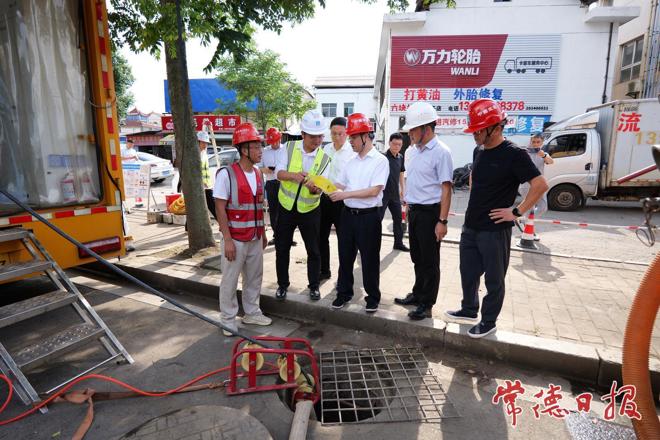 周振宇察看“湘超”常德赛区赛场准备及安全保障工作