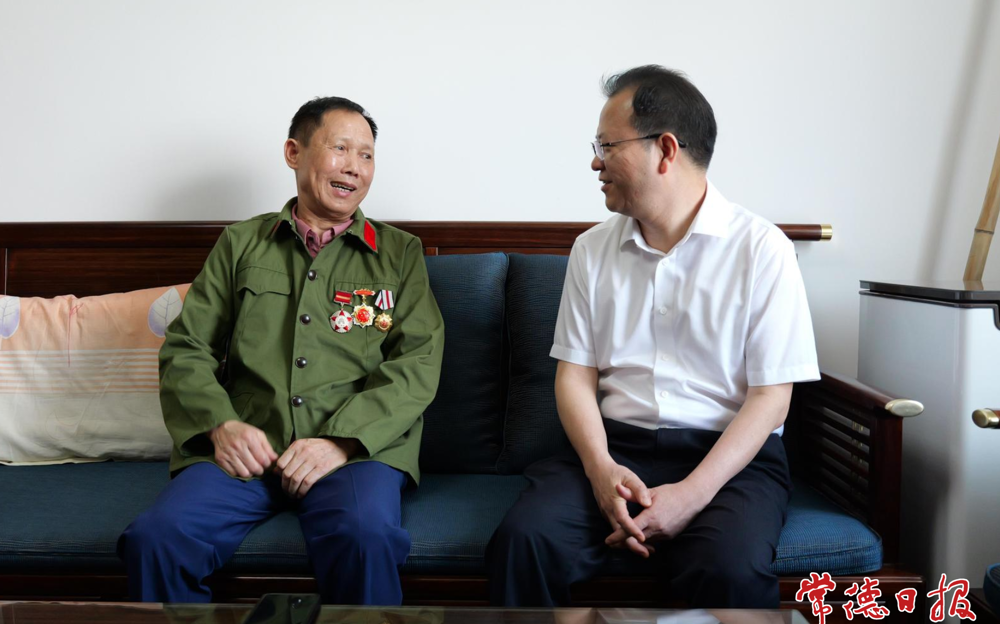 周振宇“八一”前夕慰问退伍老兵
