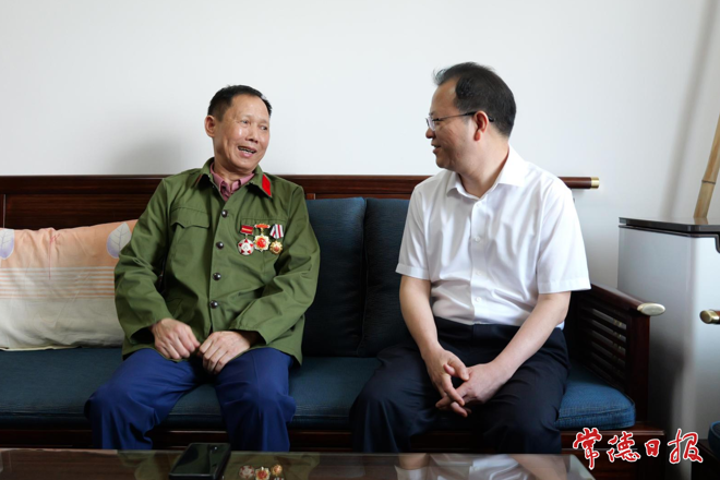 周振宇“八一”前夕慰问退伍老兵