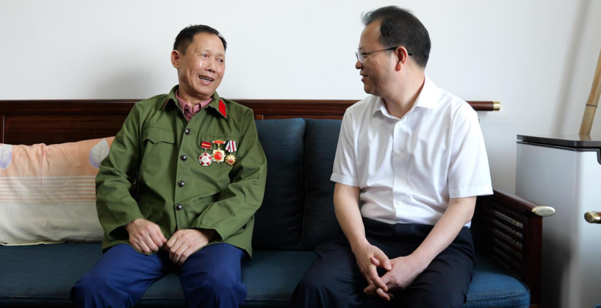 周振宇“八一”前夕慰问退伍老兵