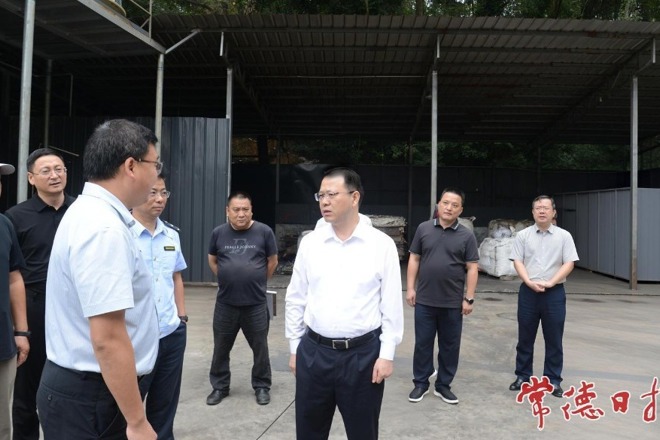 周振宇在桃源县督导检查燃煤锅炉污染、溶洞污染排查整治和秸秆综合利用及禁限烧管控工作