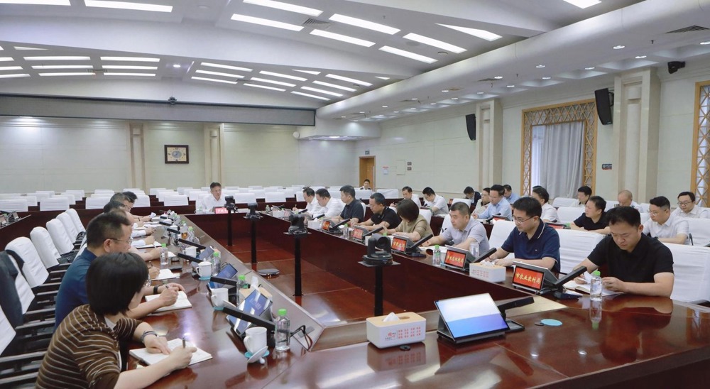 罗毅君主持召开重点工作调度会