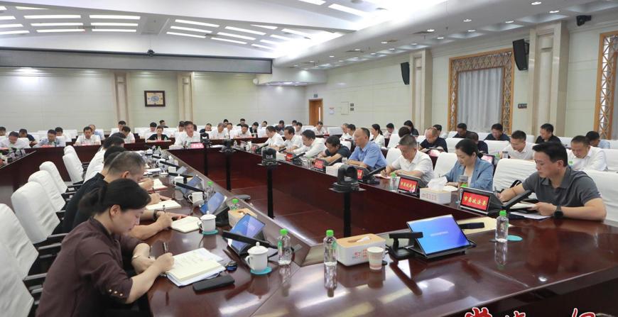 罗毅君主持召开重点工作调度会