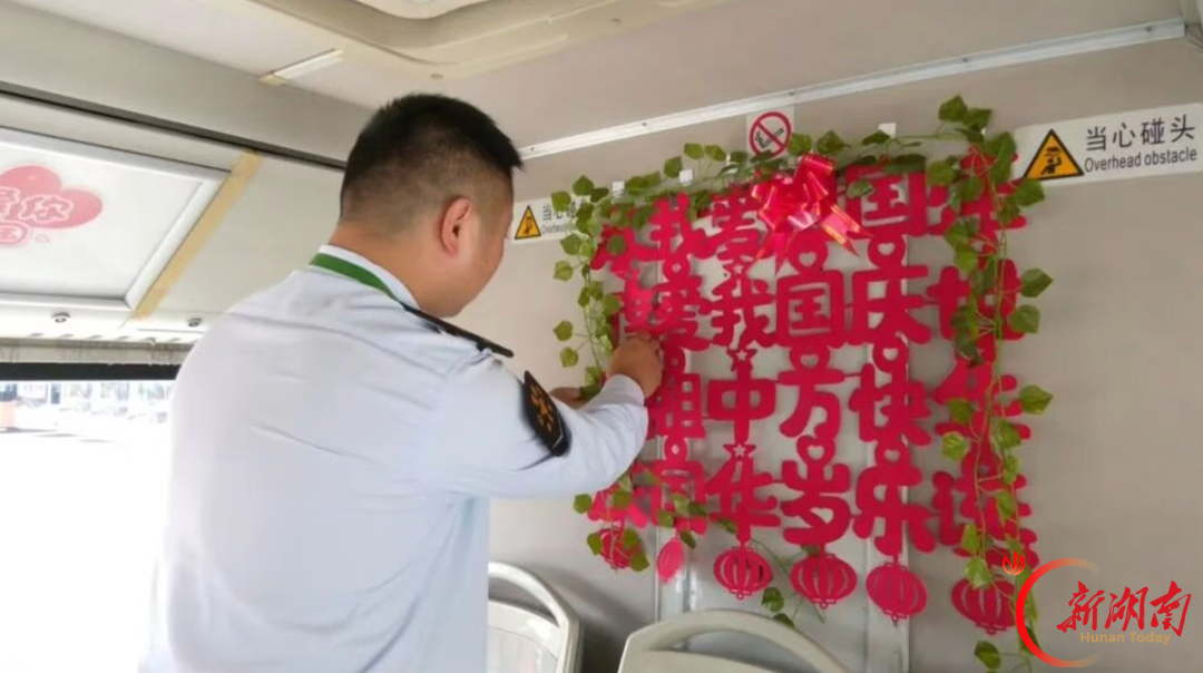 十米车厢洋溢中国红 常德H1路公交打造流动风景线