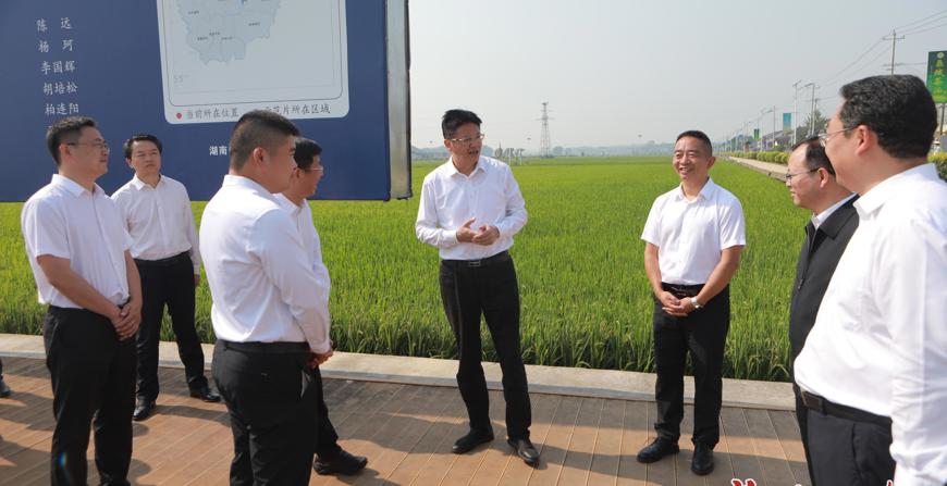 新一届市委常委班子重走习近平总书记考察路线重温习近平总书记重要讲话和指示精神