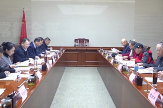 周振宇就《政府工作报告（征求意见稿）》征求老干部意见和建议