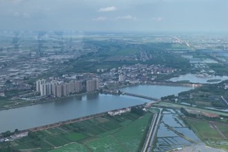 西湖：人欢鱼跃“搅热”寒冬