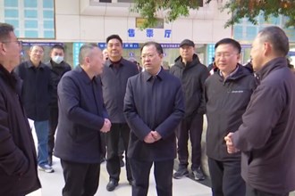 周振宇督导检查企业复工复产 市场保供和春运交通安全