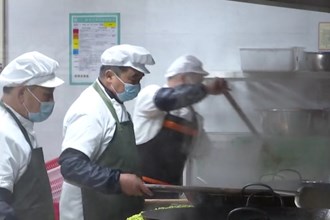 鼎城：校园集中配餐 暖胃更暖心