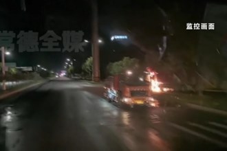 货车自燃 环卫工人秒变“消防员”