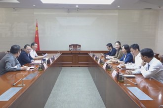 周振宇与党外代表人士、民营企业家和商协会负责人联谊交友
