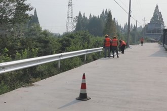 安乡：推进生命防护工程 为道路系上“安全带”