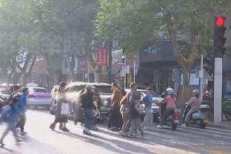 记者调查：校门口的 “定时拥堵”