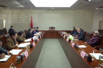 周振宇就《政府工作报告》征求老干部意见与建议