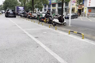 记者调查：人行道停车位成为收费停车场？