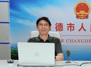 推进蓝天、碧水、净土保卫战 