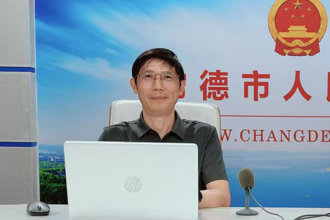 推进蓝天、碧水、净土保卫战 